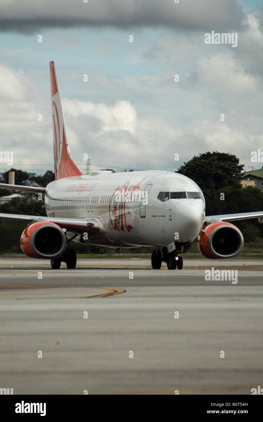 Foto eines 737 NG form GOL Linhas Aéreas Rollen auf Flughafen Guarulhos nach der Landung. Stockfoto