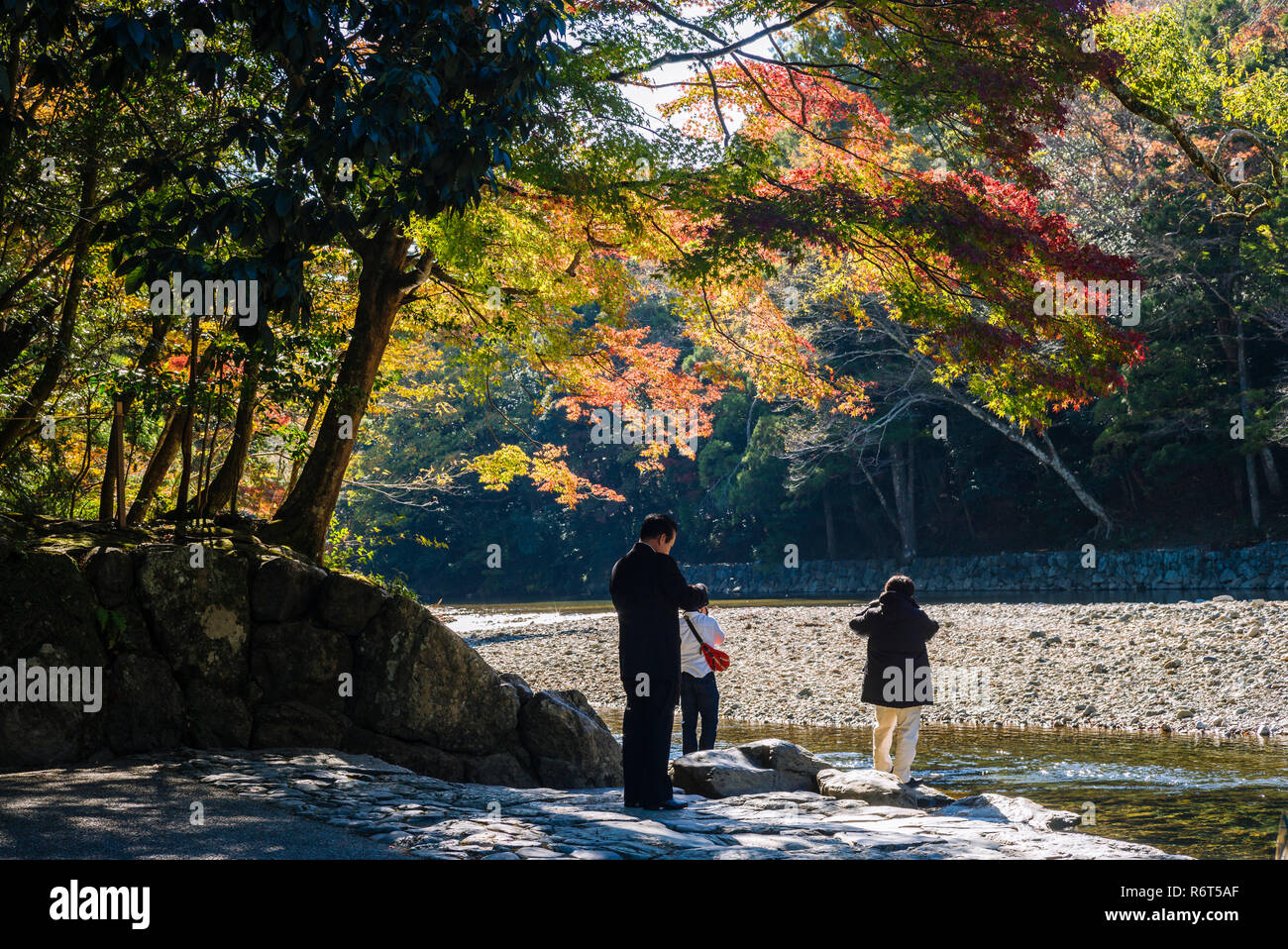 Ise Grand Schrein, Präfektur Mie, Japan: Pilger an Isuzu River, wo rituelle Waschungen vorgenommen werden, bevor sie an den inneren Schrein (Naiku) Stockfoto