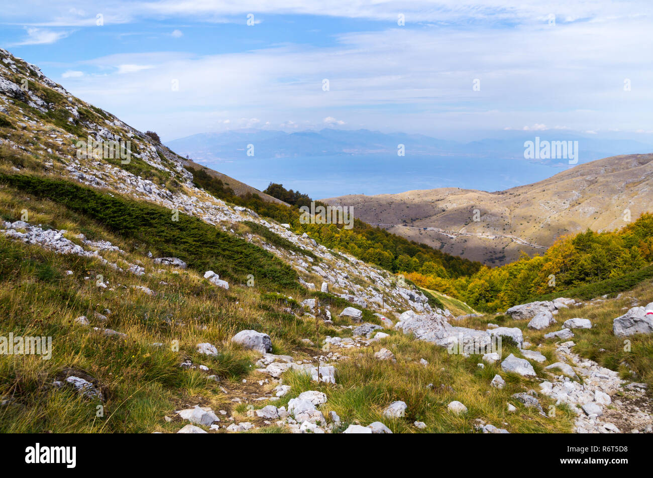 Landschaftlich schöne Aussicht am Ohridsee an Galicica Nationalpark, Mazedonien im Herbst. Stockfoto