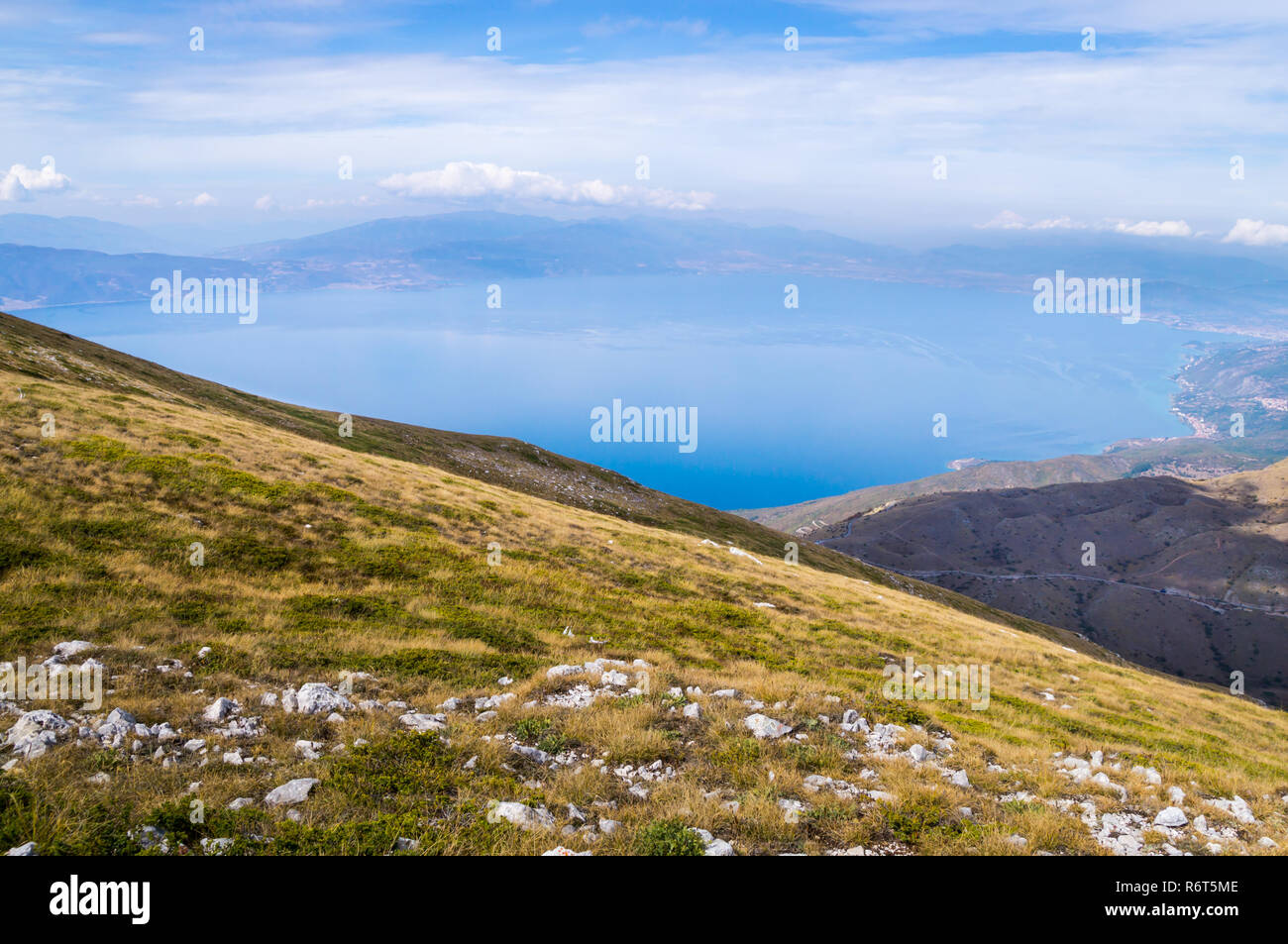 Landschaftlich schöne Aussicht am Ohridsee an Galicica Nationalpark, Mazedonien im Herbst. Stockfoto