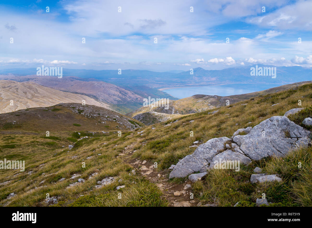 Landschaftlich schöne Aussicht auf Lake Prespa an Galicica Nationalpark, Mazedonien im Herbst. Stockfoto