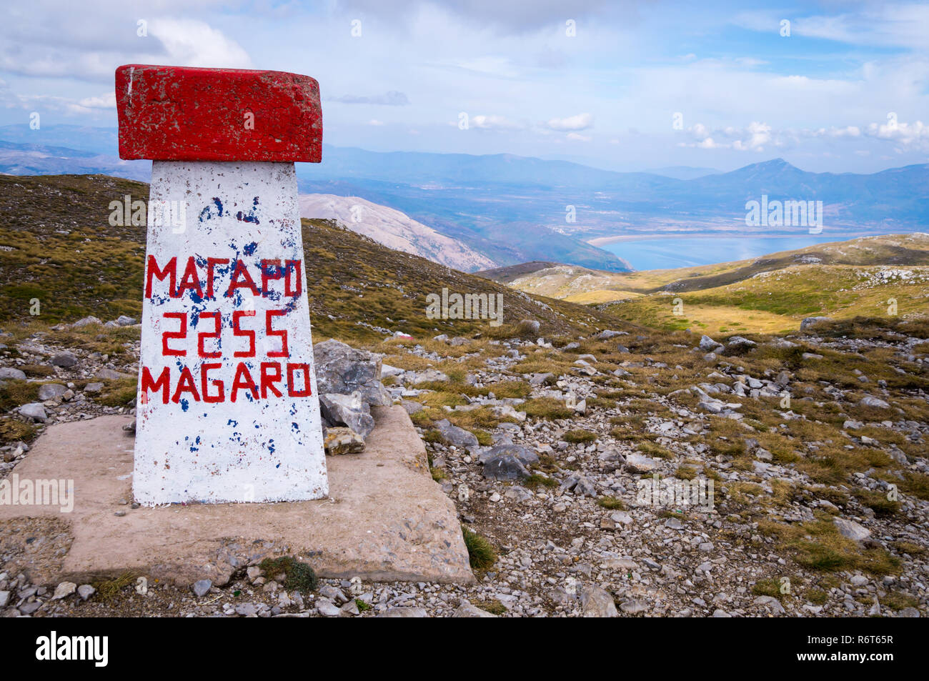 Landschaftlich schöne Aussicht auf Magaro Peak auf dem Lake Prespa an Galicica Nationalpark, Mazedonien im Herbst. Stockfoto