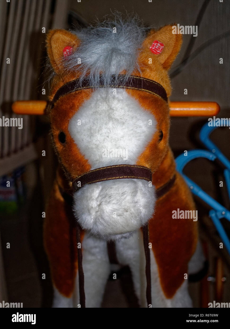Plüsch Pferd Schaukelstuhl im Zimmer, Moskau Stockfoto