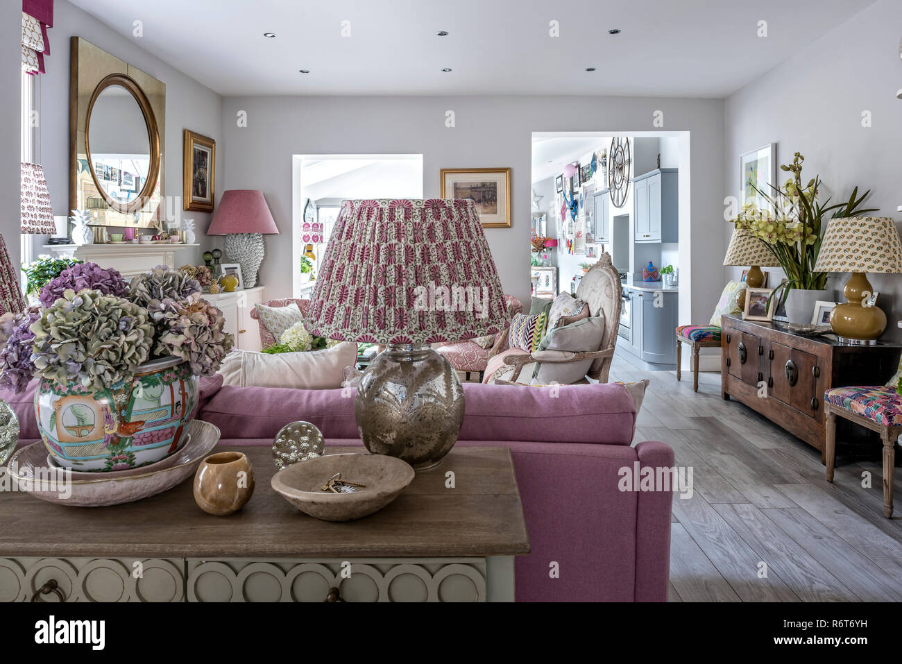 Konsole Tisch mit Lampenschirmen und Hortensien im erweiterten Wohnzimmer Stockfoto