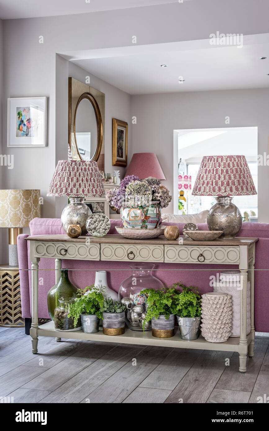 Konsole Tisch mit Lampenschirmen und Hortensien im erweiterten Wohnzimmer Stockfoto