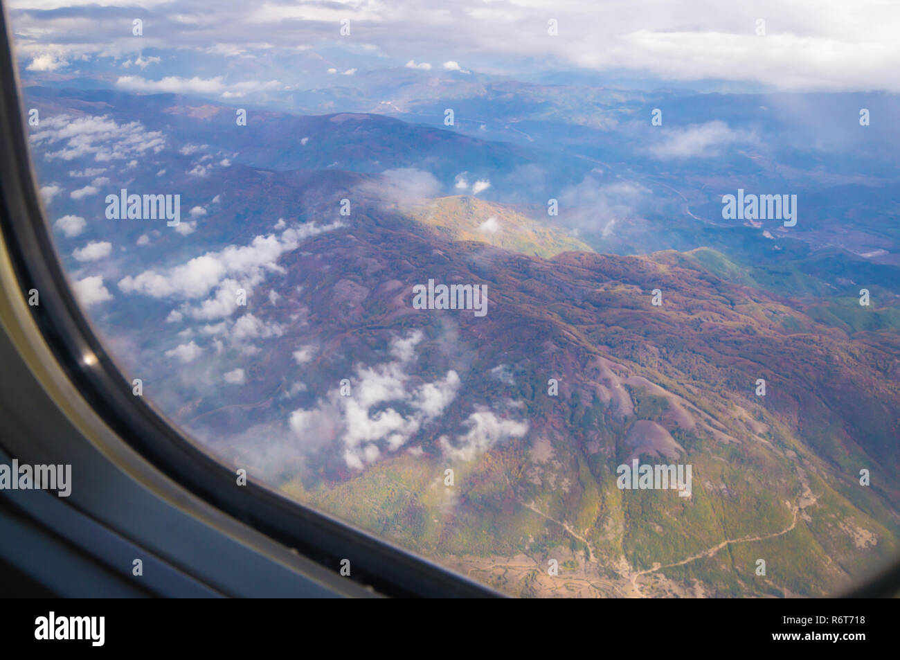 Bewölkt Berg Blick aus dem Flugzeug Fenster, Mazedonien. Stockfoto