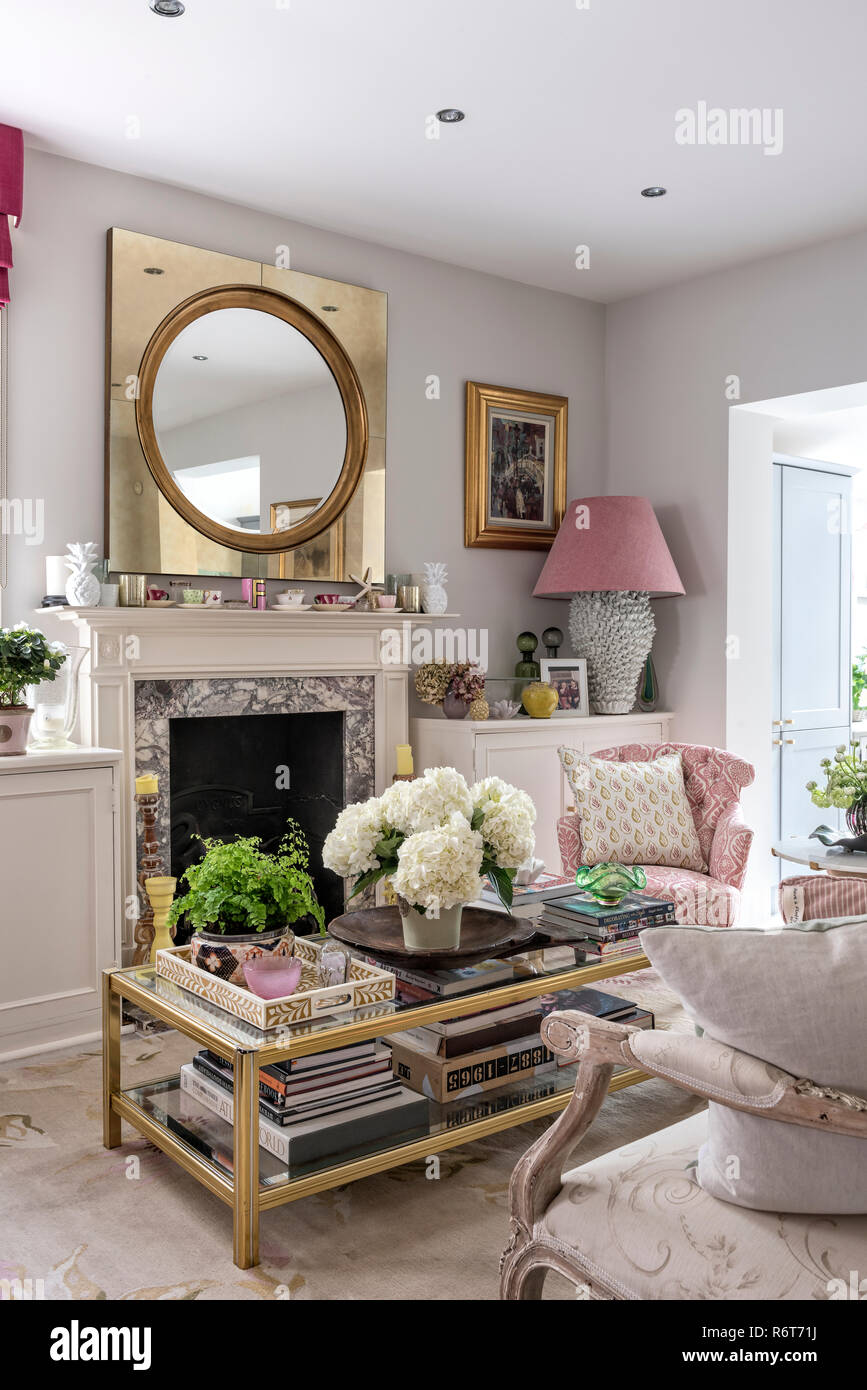 Vintage Tisch und Sofa im französischen Stil mit gold Spiegel Stockfoto