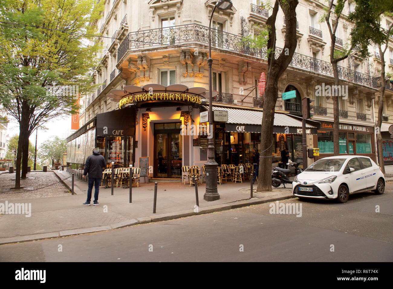 Café auf der Straße des 18. arrondissement von Paris, Frankreich Stockfoto