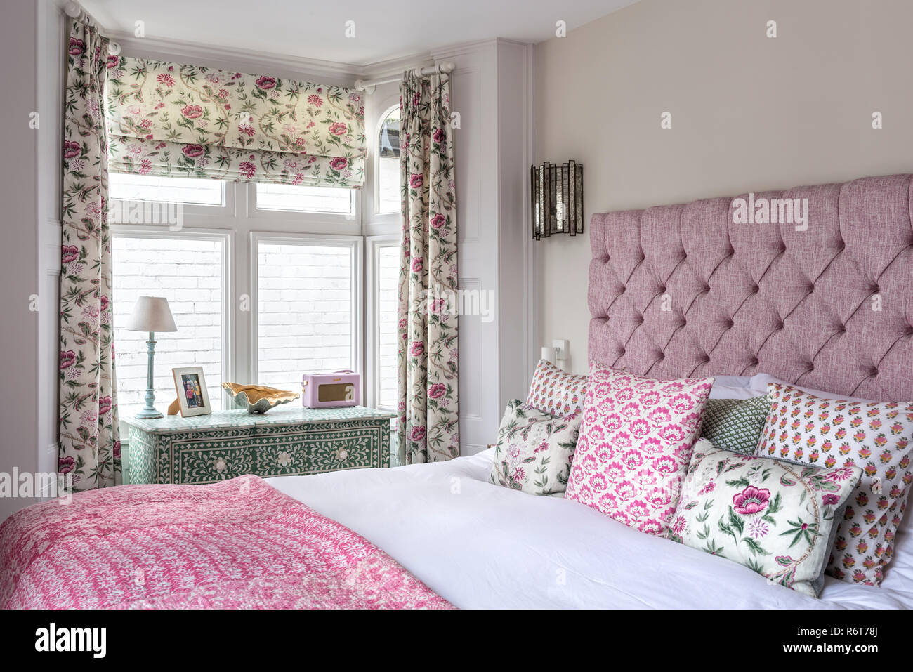 Vorhänge und Römischen blind gemacht bis in Helene in Pink aus der Fleurons d'Helene Sammlung Stockfoto