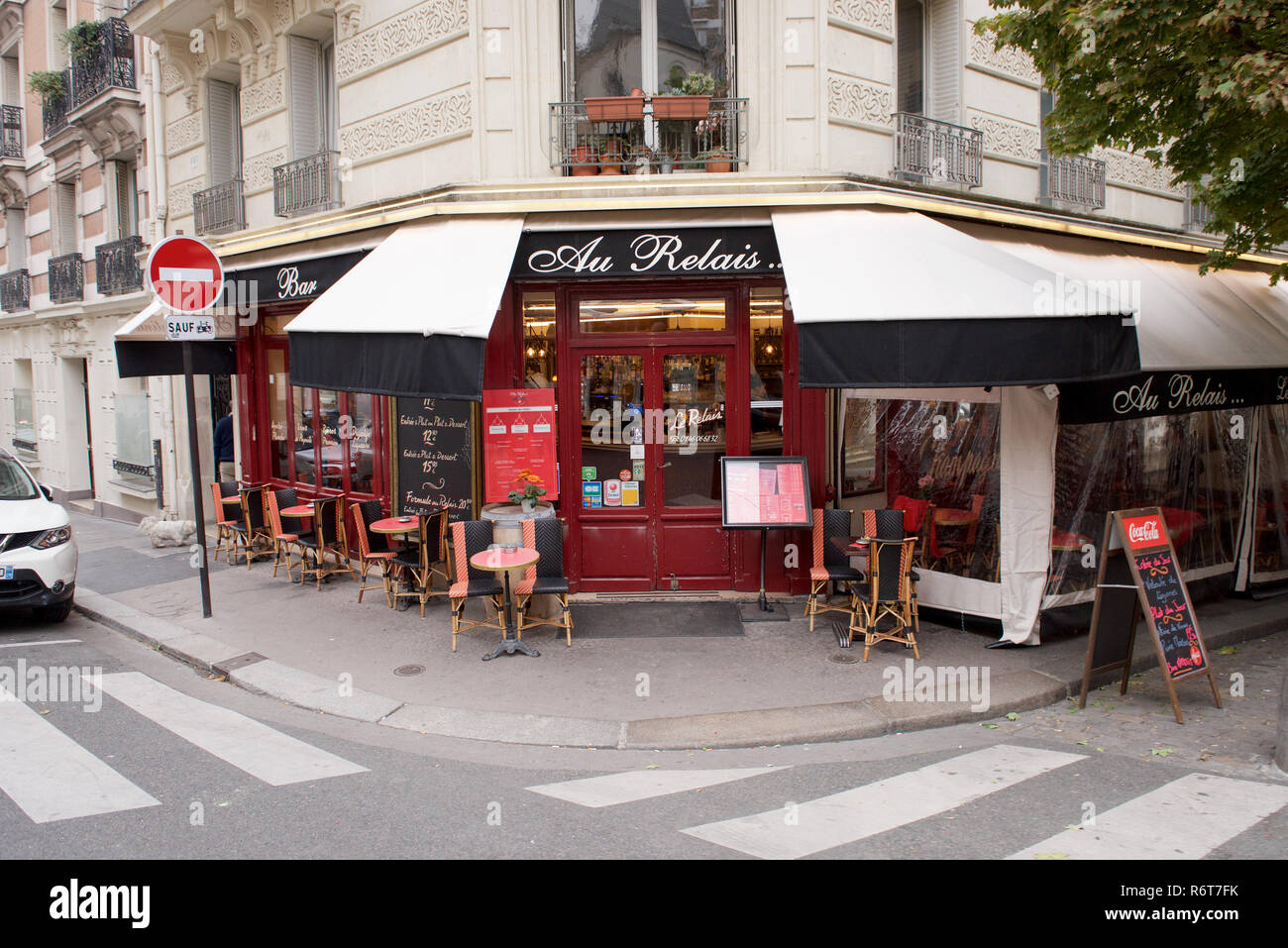 Café auf der Straße des 18. arrondissement von Paris, Frankreich Stockfoto