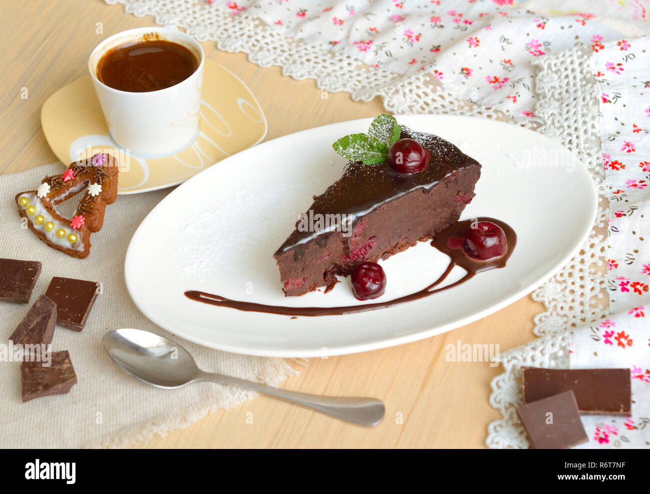 Double Chocolate Cherry Dump Kuchen und Kaffee Stockfoto
