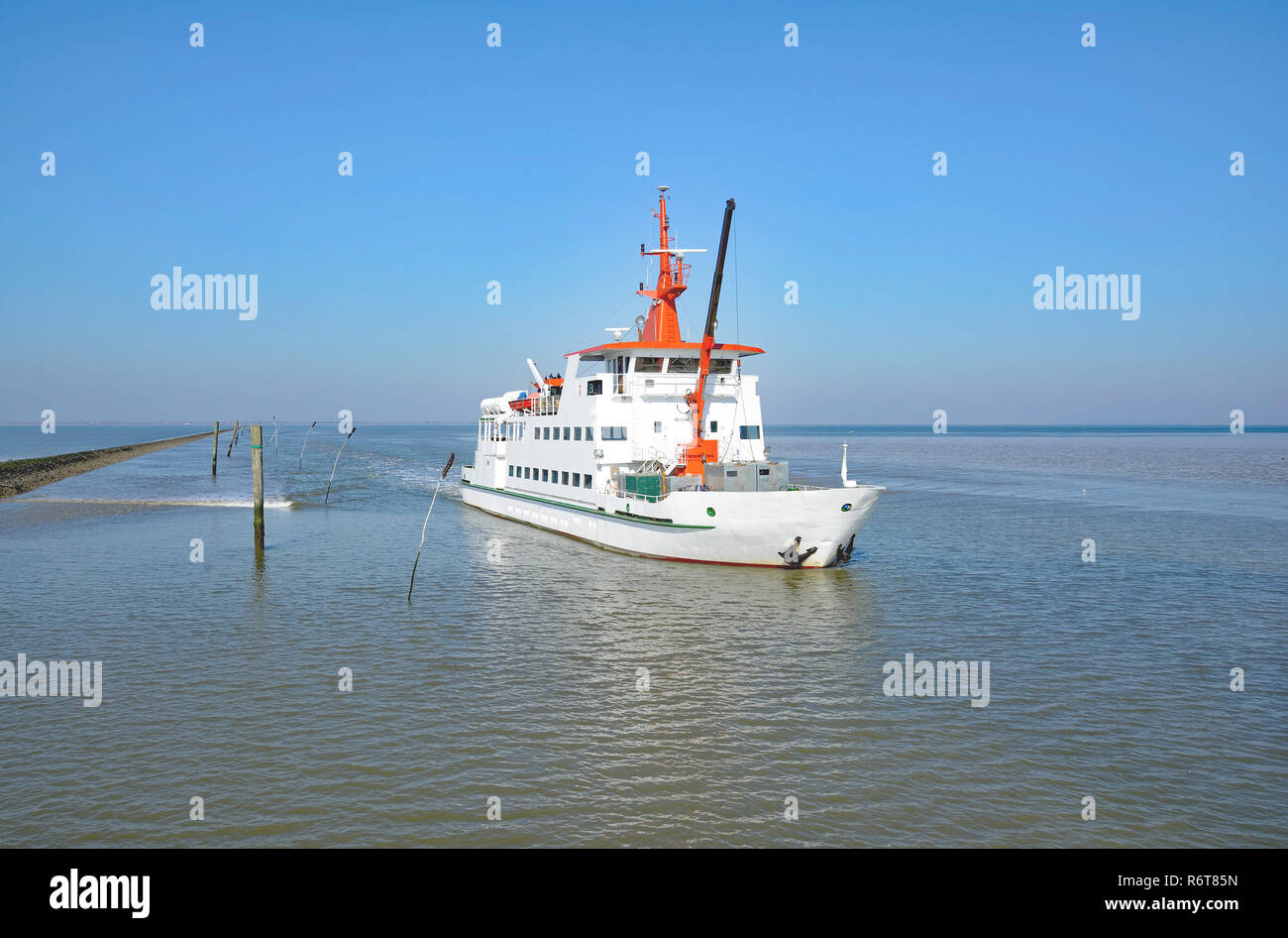 Die Fähre von neuharlingersiel zur Insel Spiekeroog, Ostfriesland ...