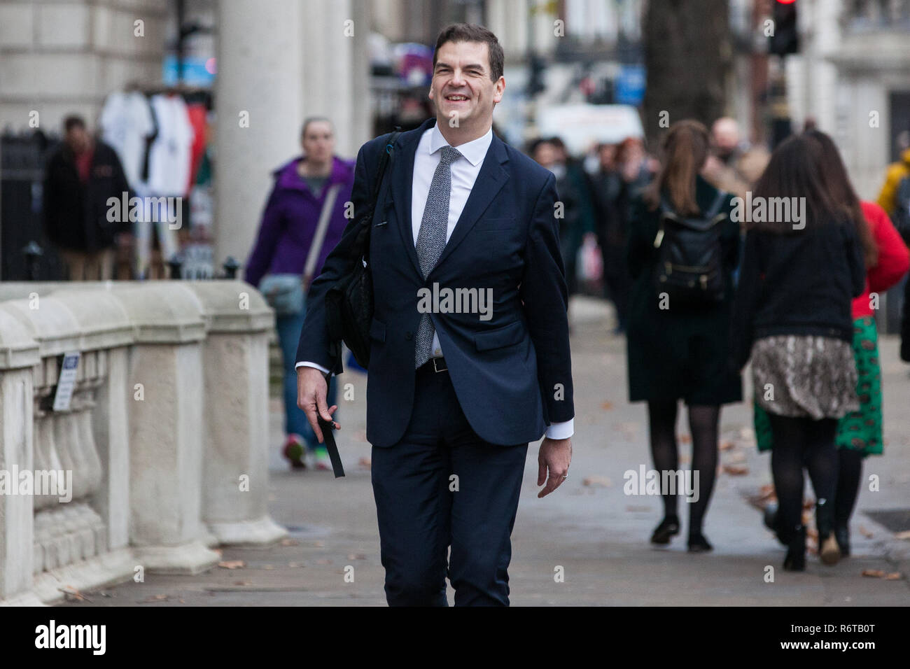 London, Großbritannien. 6. Dezember, 2018. Olly Robbins, des Ministerpräsidenten Europa Berater und Leiter des öffentlichen Dienstes Brexit Verhandlungsführer, kommt für eine Sitzung an das Cabinet Office. Credit: Mark Kerrison/Alamy leben Nachrichten Stockfoto