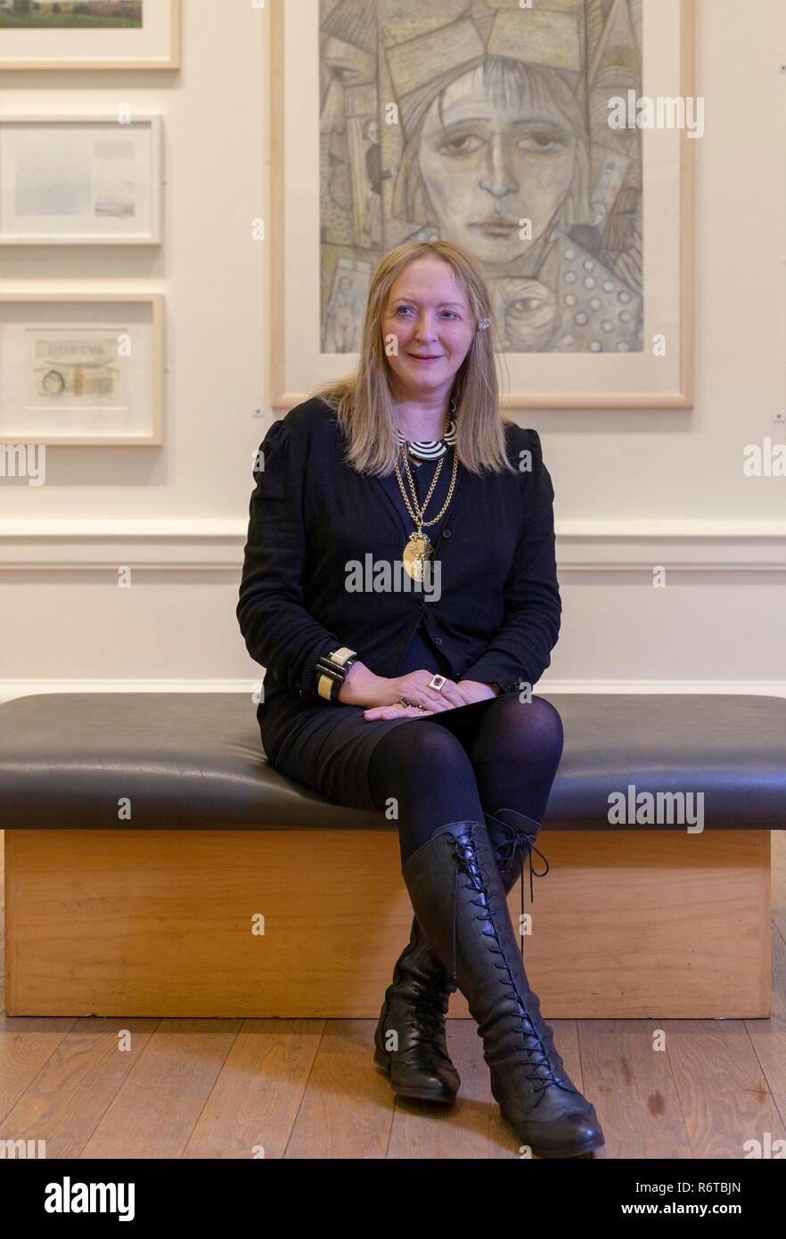 Edinburgh, Schottland, Großbritannien. 6. Dezember 2018. Joyce W. Cairns PRSA hat Präsident der Royal Scottish Academy der Kunst und der Architektur, die erste Frau, die an die Position, die in der 192 gewählt werden gewählt worden - Jahr Geschichte der RSA. Geboren in Edinburgh, Cairns Malerei an Grey's School of Art, Aberdeen (1966-71) und studierte an der Königlichen Hochschule für Kunst, London (1971-74). Nach einem Stipendium an Gloucester College für Kunst und Design Sie am Goldsmiths College der Universität London studiert. Credit: Rich Dyson/Alamy leben Nachrichten Stockfoto