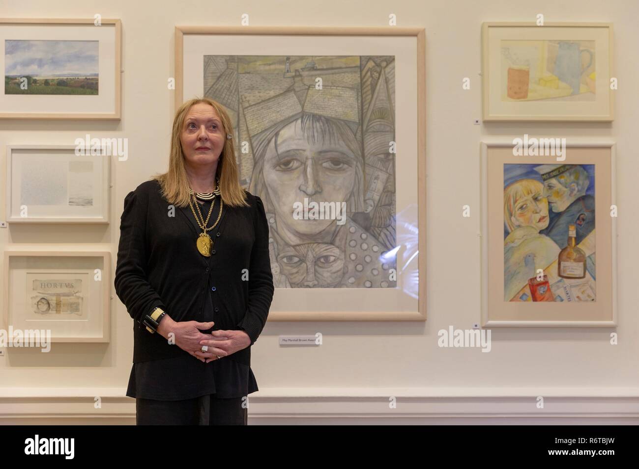 Edinburgh, Schottland, Großbritannien. 6. Dezember 2018. Joyce W. Cairns PRSA hat Präsident der Royal Scottish Academy der Kunst und der Architektur, die erste Frau, die an die Position, die in der 192 gewählt werden gewählt worden - Jahr Geschichte der RSA. Geboren in Edinburgh, Cairns Malerei an Grey's School of Art, Aberdeen (1966-71) und studierte an der Königlichen Hochschule für Kunst, London (1971-74). Nach einem Stipendium an Gloucester College für Kunst und Design Sie am Goldsmiths College der Universität London studiert. Credit: Rich Dyson/Alamy leben Nachrichten Stockfoto