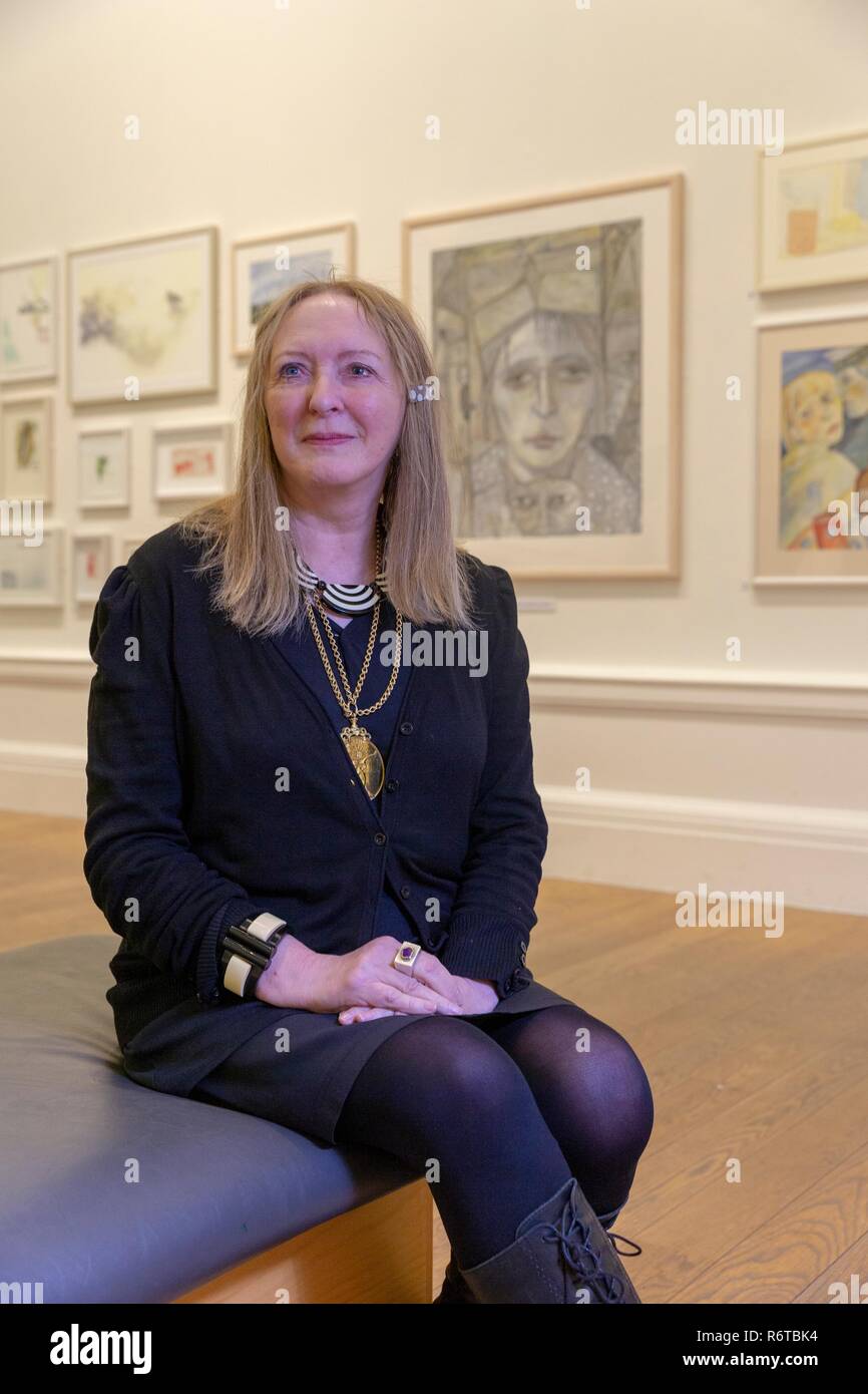 Edinburgh, Schottland, Großbritannien. 6. Dezember 2018. Joyce W. Cairns PRSA hat Präsident der Royal Scottish Academy der Kunst und der Architektur, die erste Frau, die an die Position, die in der 192 gewählt werden gewählt worden - Jahr Geschichte der RSA. Geboren in Edinburgh, Cairns Malerei an Grey's School of Art, Aberdeen (1966-71) und studierte an der Königlichen Hochschule für Kunst, London (1971-74). Nach einem Stipendium an Gloucester College für Kunst und Design Sie am Goldsmiths College der Universität London studiert. Credit: Rich Dyson/Alamy leben Nachrichten Stockfoto