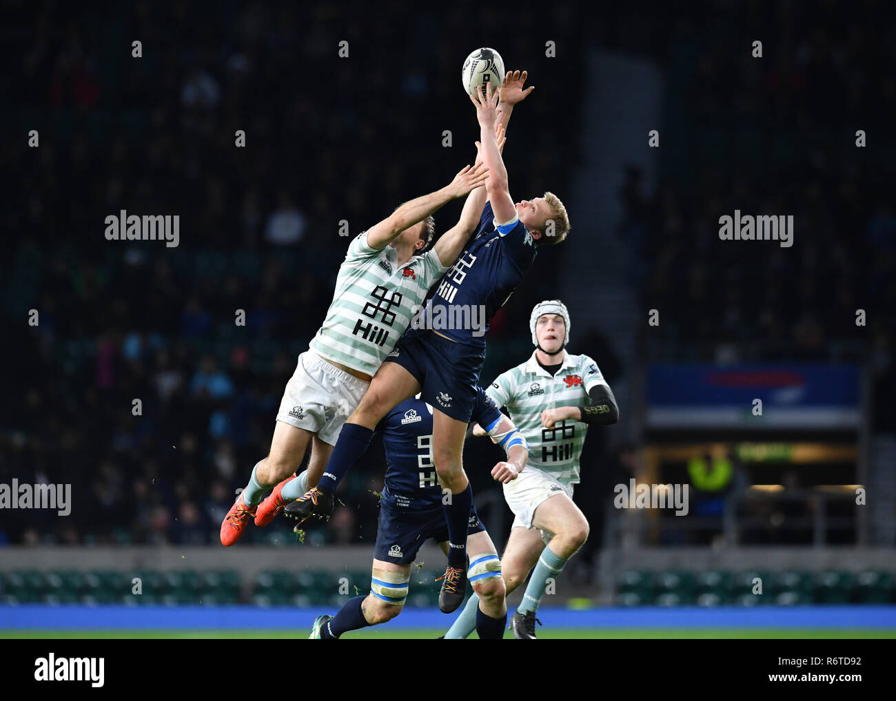 London, Großbritannien. 06 Dez, 2018. Dan Gerste der Oxford Universität versucht Fang den Ball während Varsitygleiches 2018 zwischen Ourfc v Curufc in Twickenham Stadion am Donnerstag, den 06. Dezember 2018. LONDON ENGLAND. (Nur redaktionelle Nutzung, eine Lizenz für die gewerbliche Nutzung erforderlich. Keine Verwendung in Wetten, Spiele oder einer einzelnen Verein/Liga/player Publikationen.) Credit: Taka G Wu/Alamy News Credit: Taka Wu/Alamy leben Nachrichten Stockfoto