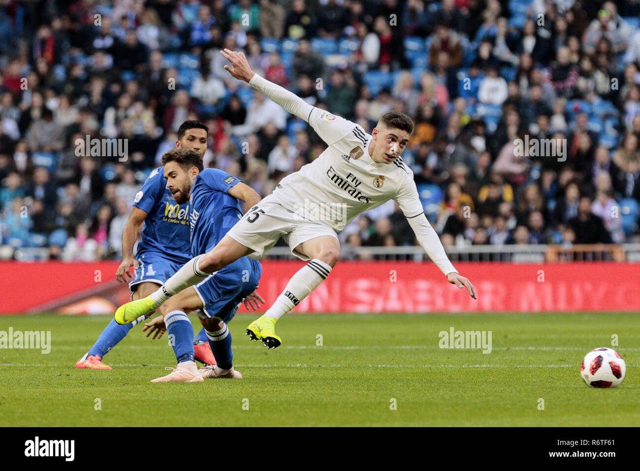 Madrid, Spanien. 6. Dezember 2018. von Real Madrid Federico Valverde in Aktion während der Copa del Rey Match zwischen Real Madrid und UD Melilla im Santiago Bernabeu in Madrid gesehen. Credit: LEGAN S. Mace/SOPA Images/ZUMA Draht/Alamy leben Nachrichten Stockfoto