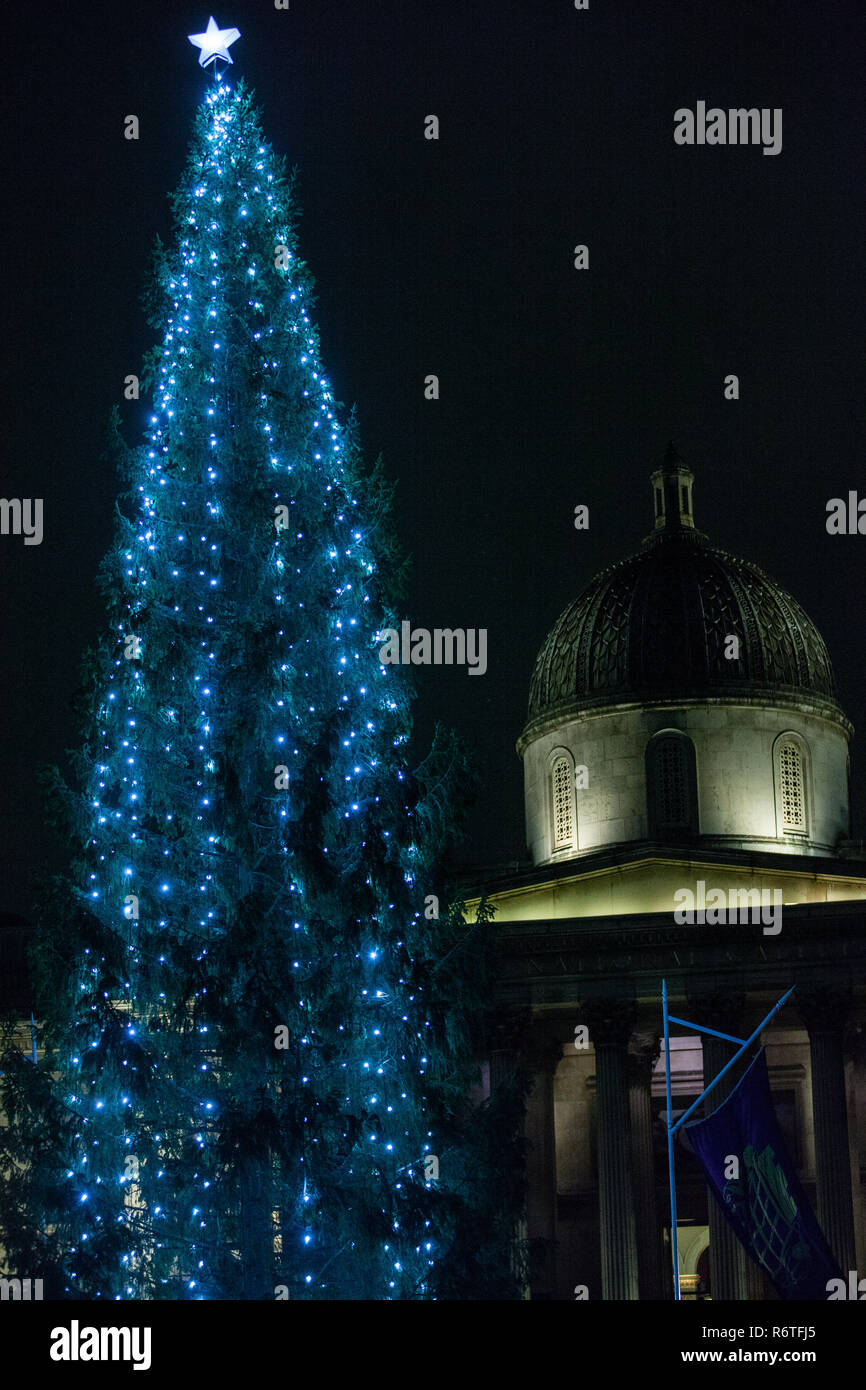 London, Großbritannien. 6. Dezember, 2018. Die jährlichen Zeremonie auf die Lichter am Weihnachtsbaum auf dem Trafalgar Square zu wechseln. Eine Fichte Baum aus den Wäldern rund um Oslo ausgewählt hat, begabt in Großbritannien durch die norwegische Regierung wurde aus Dankbarkeit für seine Unterstützung während des Zweiten Weltkrieges seit 1947. Energiesparlampen werden jetzt benutzt, um den Baum zu schmücken. Credit: Mark Kerrison/Alamy leben Nachrichten Stockfoto