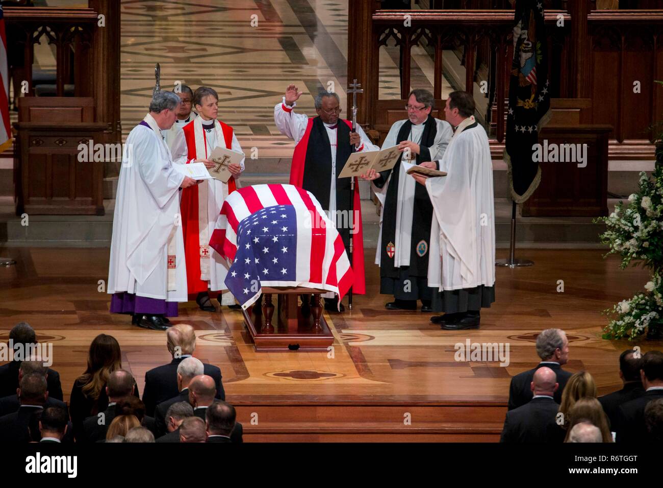 Washington DC, USA. 5. Dezember, 2018. Präsidierender Bischof Michael Curry, Mitte, und die Mitglieder der bischöflichen Klerus führen Sie die Beerdigung Riten über die Flagge drapierte Schatulle des ehemaligen US-Präsidenten George H.W. Bush während der Beerdigung an die National Cathedral Dezember 5, 2018 in Washington, DC. Bush, der 41. Präsident, starb in seinem Haus in Houston Alter 94. Credit: Planetpix/Alamy leben Nachrichten Stockfoto