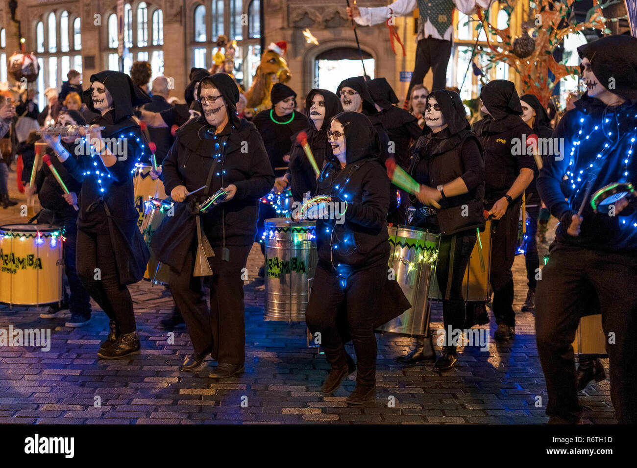 Chester, UK. 6. Dezember 2018. Karamba Samba als Ghost Band als Teil der jährlichen Winter Watch Umzug durch die Innenstadt. Die Parade ist Musiker, Straßentheater und Kostüm Performances mit Figuren wie Engel, Teufel, Skelette und Drachen. Credit: Andrew Paterson/Alamy leben Nachrichten Stockfoto