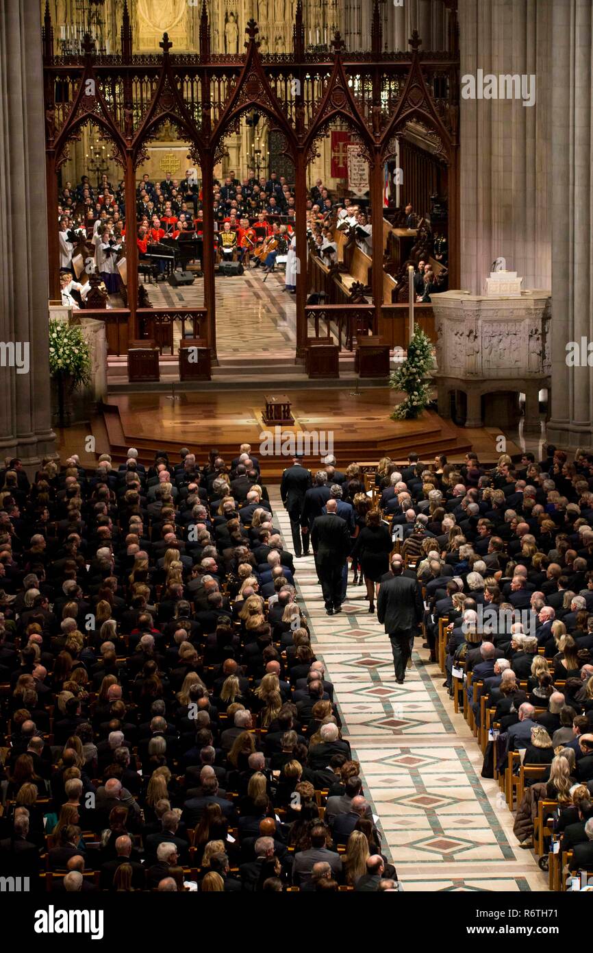 Washington DC, USA. 5. Dezember, 2018. Mitglieder der Familie Bush Prozess hinunter den Gang der Nationalen Kathedrale vor Beginn der Staatsbegräbnis für ehemaligen Präsidenten George H.W. Bush Dezember 5, 2018 in Washington, DC. Bush, der 41. Präsident, starb in seinem Haus in Houston Alter 94. Credit: Planetpix/Alamy leben Nachrichten Stockfoto