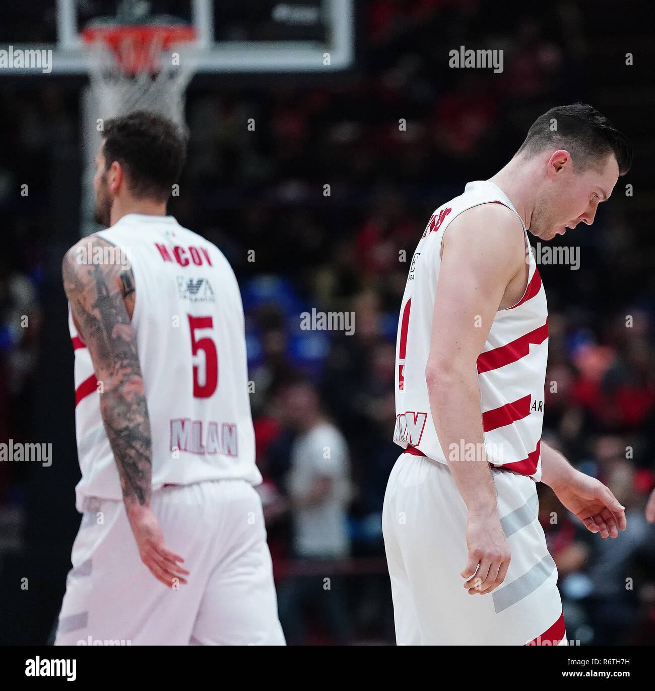 Foto Spada/LaPresse 06 dicembre 2018 Assago (MI) Italia sport Warenkorb AX Armani Exchange Olimpia Milano vs Herbalife Gran Canaria Eurolega türkischen Fluglinie 2018/2019 - Mediolanum Forum Nella Foto: Dairis Bertans MICOV Foto Spada/LaPresse 06 Dezember, 2018 Assago (MI) Italien sport Warenkorb AX Armani Exchange Olimpia Milano vs Herbalife Gran Canaria Euroleague türkischen Fluglinie 2018/2019 - Mediolanum Forum im Pic: Mike James Micov Stockfoto