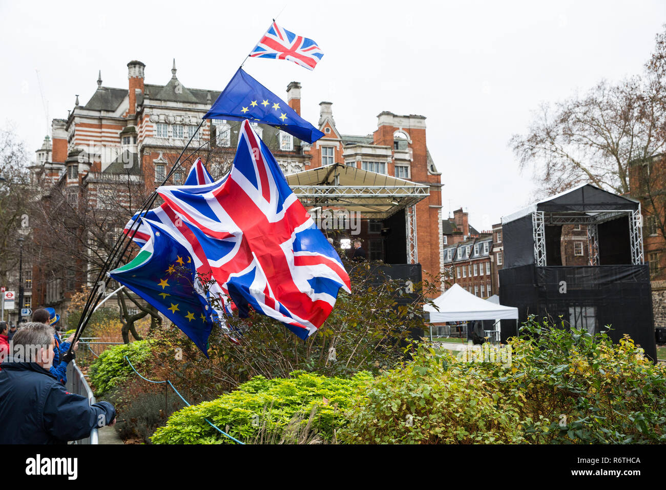 London, Großbritannien. 6. Dezember, 2018. Pro-EU-Aktivisten von sodem (Stand der Missachtung der Europäischen Bewegung) verwenden Sie Fahnen an langen Stangen, um so zu versuchen, dafür zu sorgen, dass Ihr Protest auf Fernsehkameras auf College Green außerhalb des Parlaments positioniert, während das Unterhaus weiterhin Ministerpräsident Theresa's Mai Vorschlag für die endgültige Zustimmung zu Brexit Debatte sichtbar ist. Credit: Mark Kerrison/Alamy leben Nachrichten Stockfoto