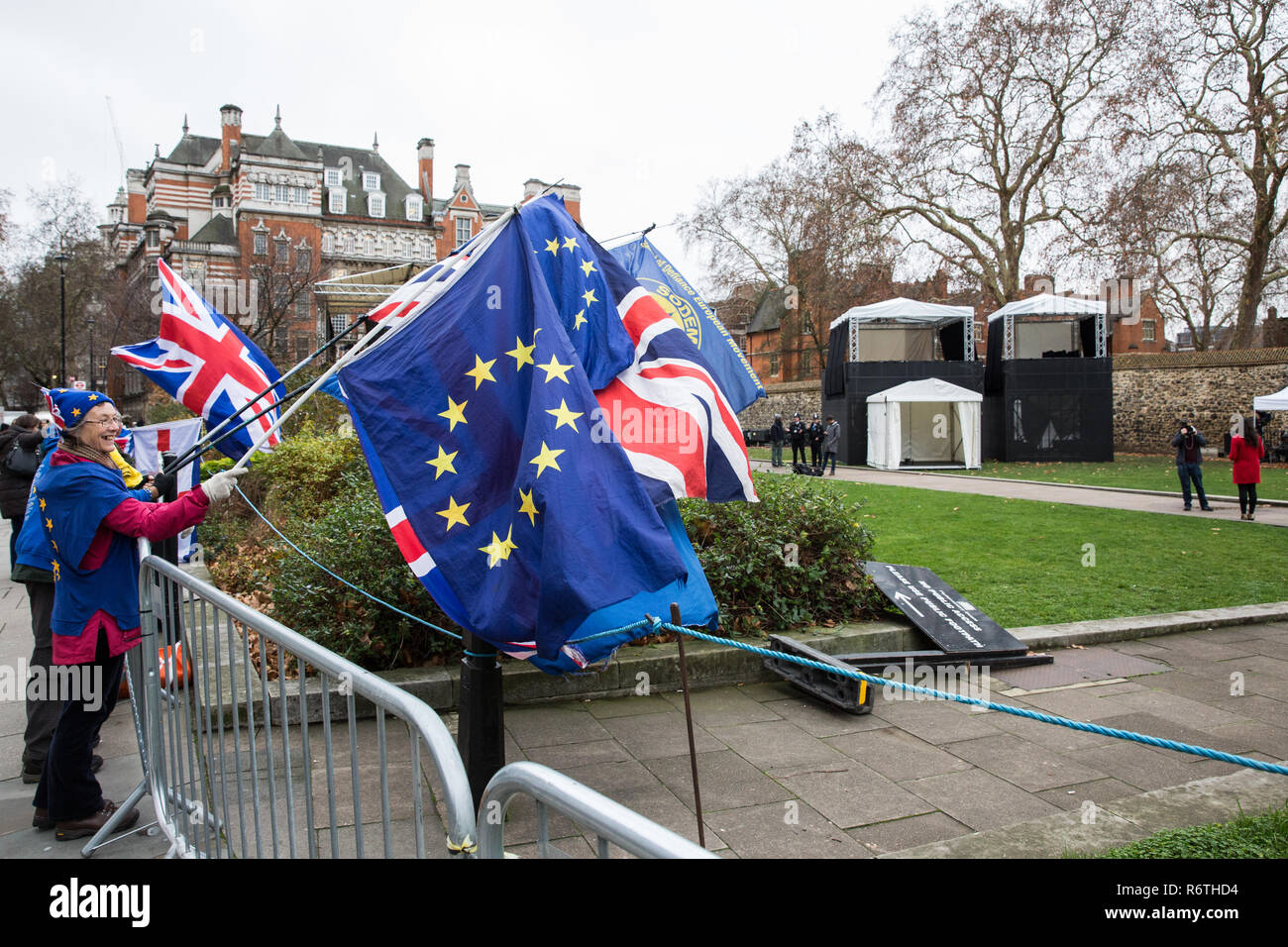 London, Großbritannien. 6. Dezember, 2018. Pro-EU-Aktivisten von sodem (Stand der Missachtung der Europäischen Bewegung) Protest neben Fernsehkameras außerhalb des Parlaments auf College Green wie das House of Commons positioniert weiterhin Ministerpräsident Theresa's Mai Vorschlag für die endgültige Brexit Abkommen zu diskutieren. Credit: Mark Kerrison/Alamy leben Nachrichten Stockfoto