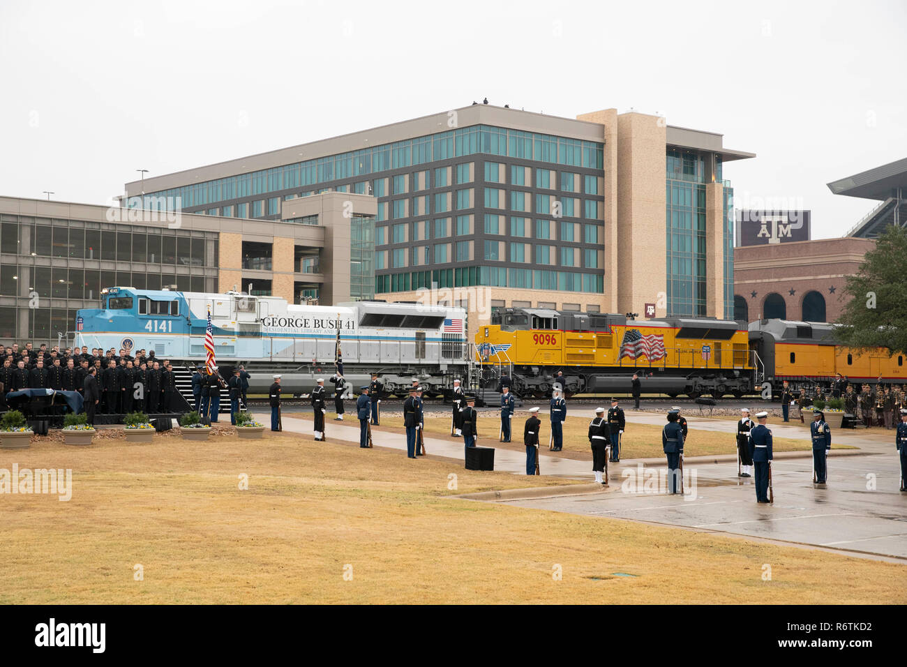 Zug mit der Schatulle des ehemaligen Präsidenten George H.W. Bush von Houston kommt an der Texas A&M University in College Station für die Beerdigung in der Nähe des George Bush Bibliothek. Stockfoto