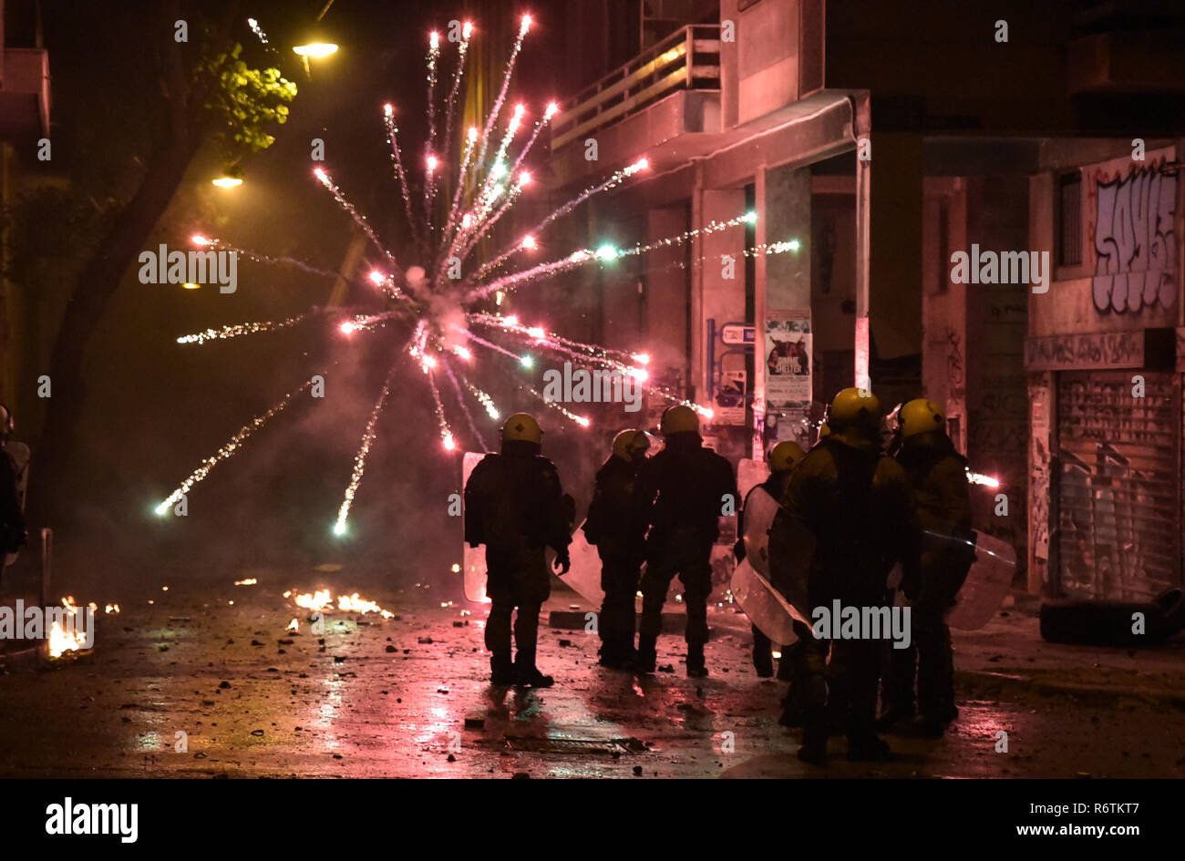 Athen, Griechenland. 6 Dez, 2018. Ein Feuerwerk explodierte als Polizisten Zusammentreffen mit Demonstranten auf einer Kundgebung anlässlich des 10. Jahrestages der Ermordung von Teenager Alexis Grigoropoulos durch eine Griechische Polizisten in Athen. Credit: Dimitris Lampropoulos/SOPA Images/ZUMA Draht/Alamy leben Nachrichten Stockfoto