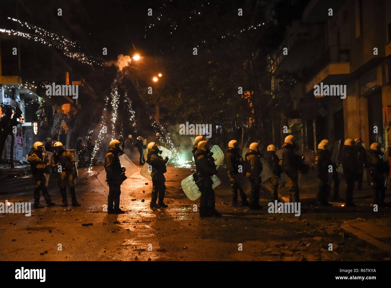 Polizisten während der Auseinandersetzung mit den Demonstranten gesehen. Krawalle bei Exarchia Platz in Athen nach dem Protest der 10. Jahrestag des Todes der 15-jährigen Alexis Grigoropoulos durch Polizeikugel getötet, nachdem einige Offiziere näherte sich eine Gruppe von Jungen und angeblich provoziert sie. Stockfoto