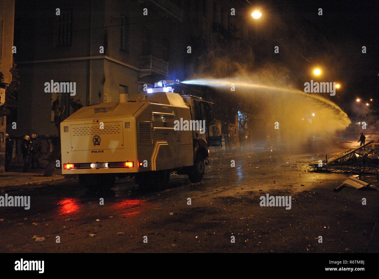 Athen, Griechenland. 6. Dezember 2018. Die Polizei verwendet ein Wasser Canon als Demonstrationen zum 10. Jahrestag der Erschießung von Teenager Alexis Grigoropoulos durch einen Polizisten in Athen, Griechenland. Credit: Nicolas Koutsokostas/Alamy Leben Nachrichten. Stockfoto