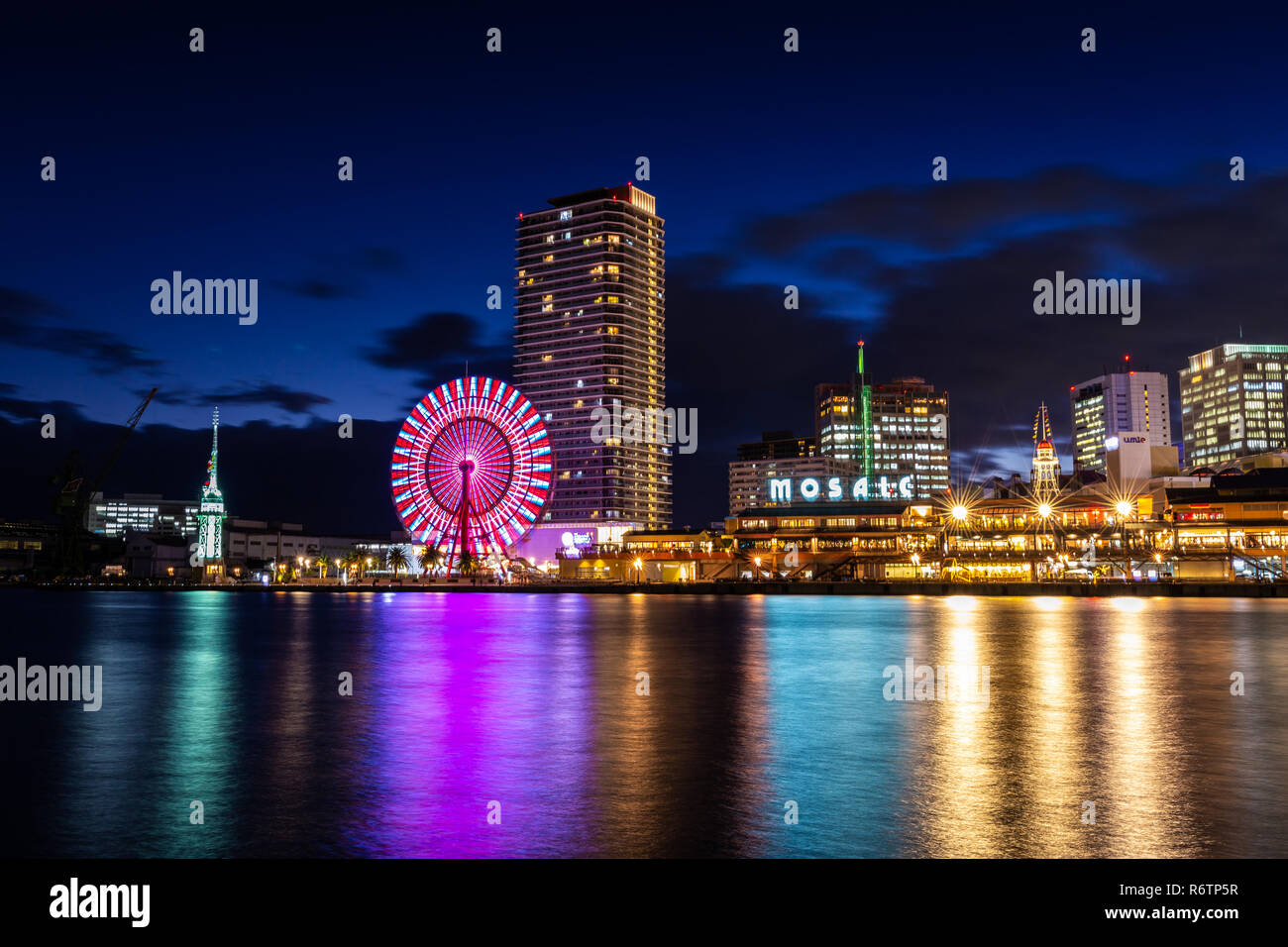 Kobe, Hyogo, Japan - 22. November 2018: Lange Belichtung Szene von Mosaik Mall und dem großen Riesenrad von Kobe Harborland bei Dämmerung. Stockfoto