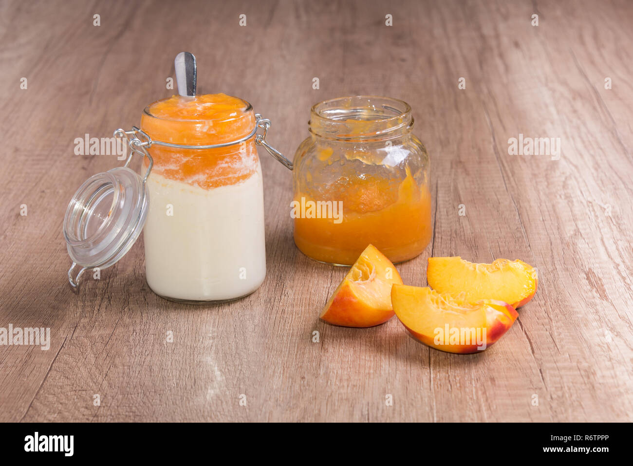 Frühstück Joghurt mit frischen pfirsich Marmelade in null Abfall Glas Stockfoto