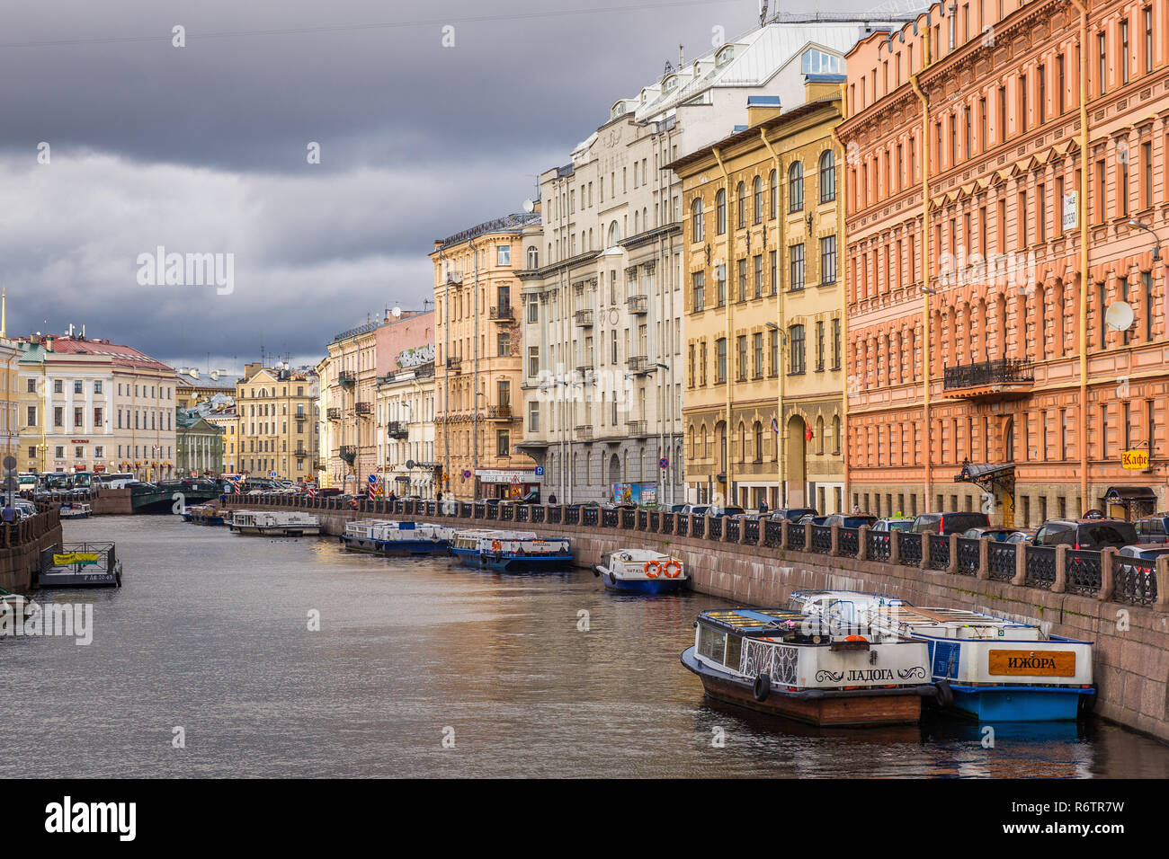 St. Petersburg, Russland - 20. September 2017: Orange und Gelb Gebäude neben Moyka River auf bewölkten Tag. Stockfoto