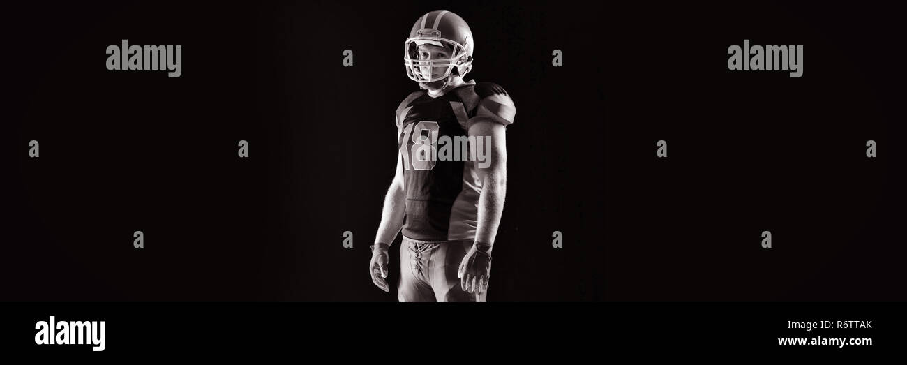 Portrait von American football player im Helm Stockfoto