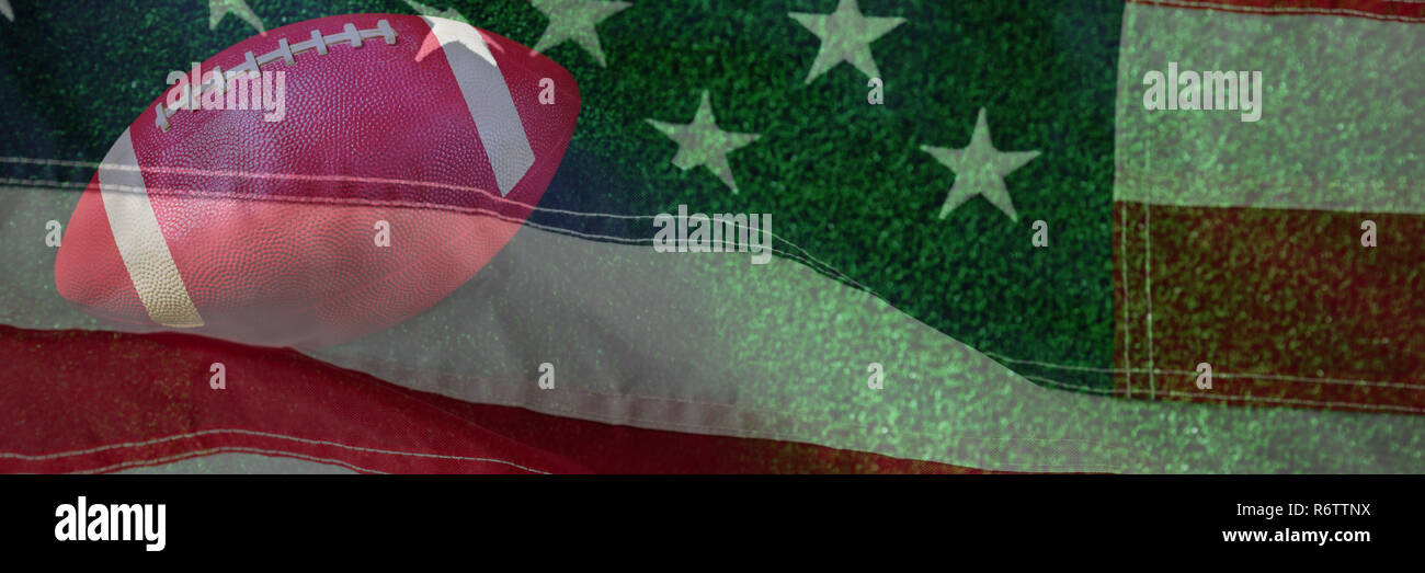 Hohe Betrachtungswinkel von Red American Football gegen Nahaufnahme einer amerikanischen Flagge Stockfoto