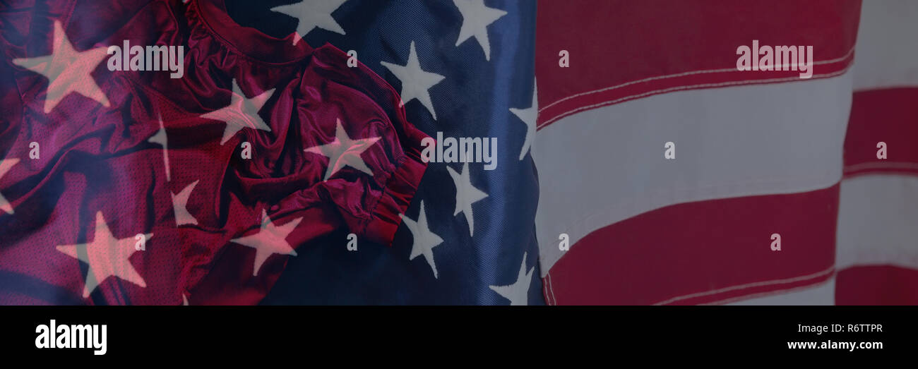 Nahaufnahme einer amerikanischen Flagge gegen Rugby Jersey auf schwarzem Hintergrund Stockfoto