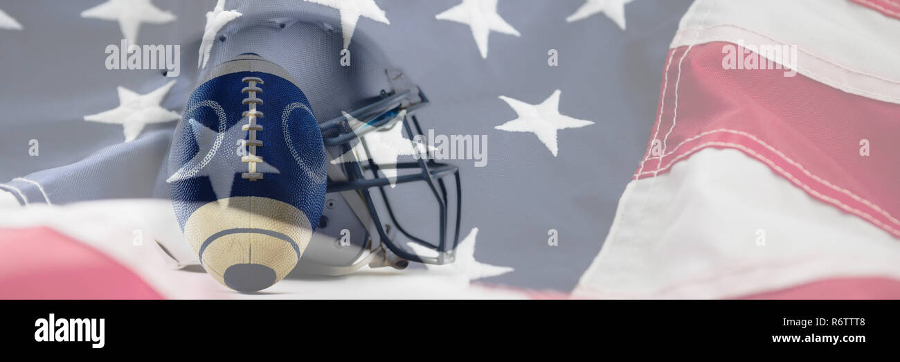 Close-up Sport Helm und Fußball gegen Full Frame der amerikanischen Flagge Stockfoto