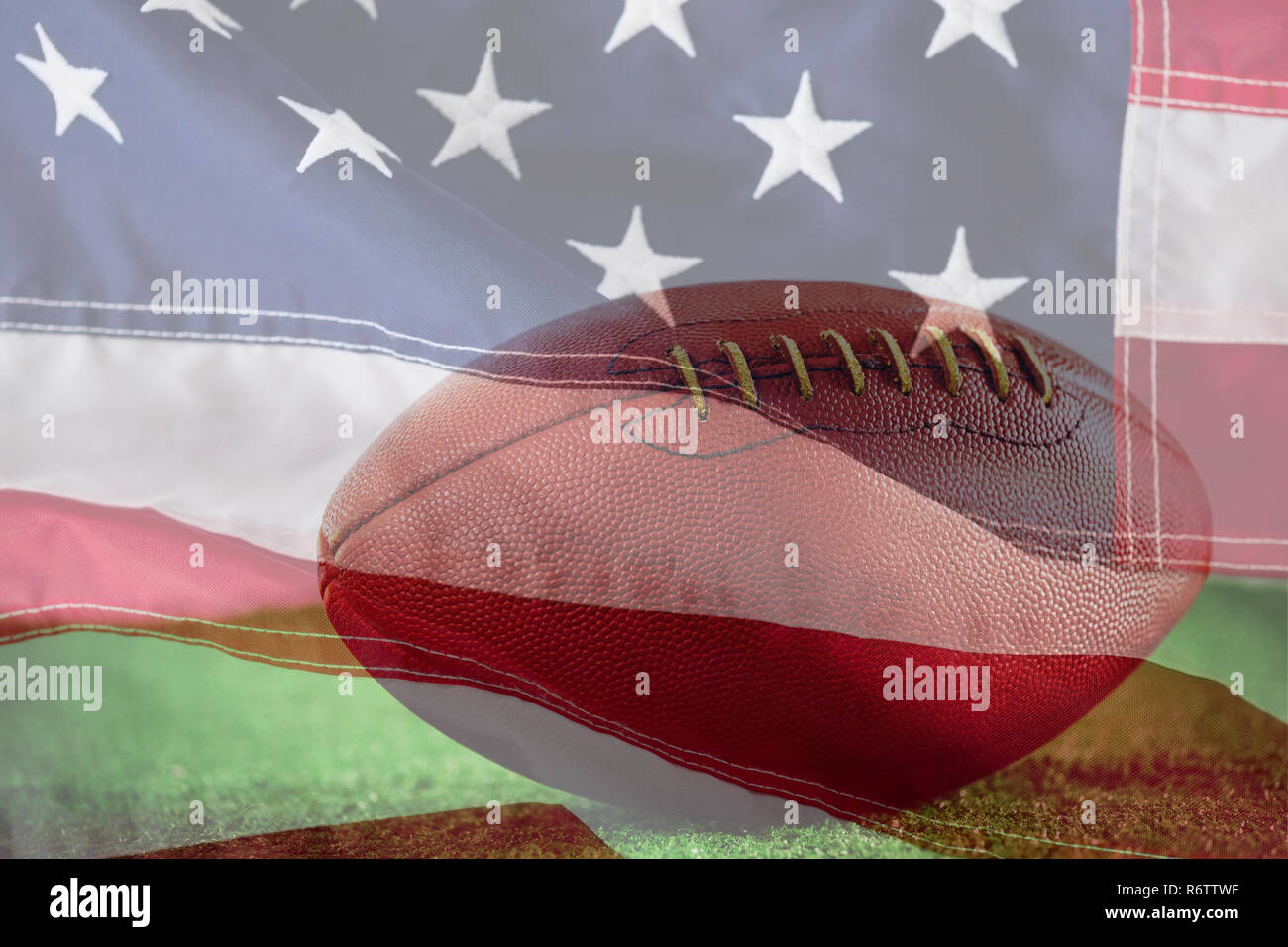 In der Nähe von Brown American Football gegen Nahaufnahme einer amerikanischen Flagge Stockfoto