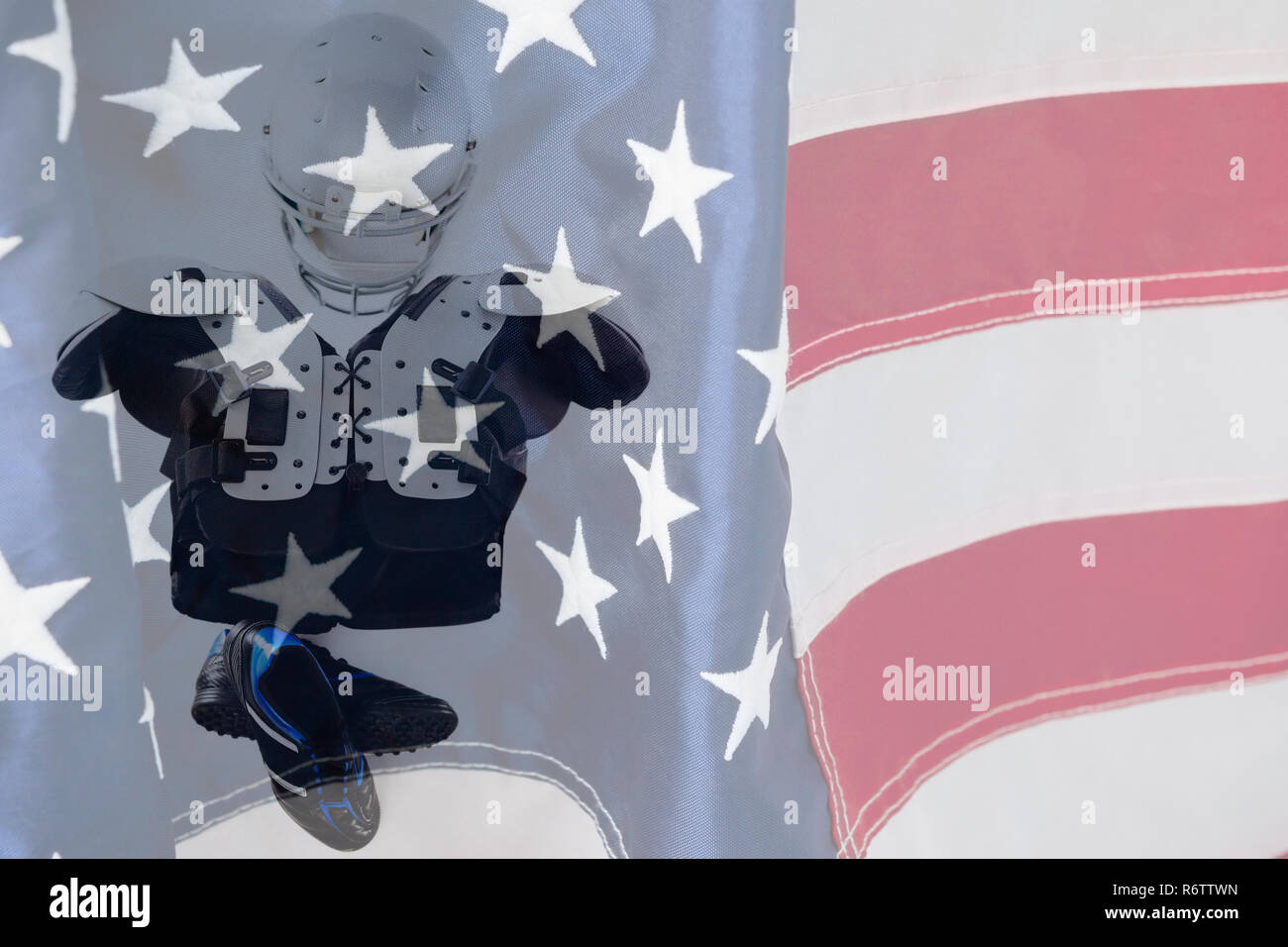 Ansicht von oben in der Brust Protector mit Sport, Helm und Schuhe gegen Nahaufnahme einer amerikanischen Flagge Stockfoto