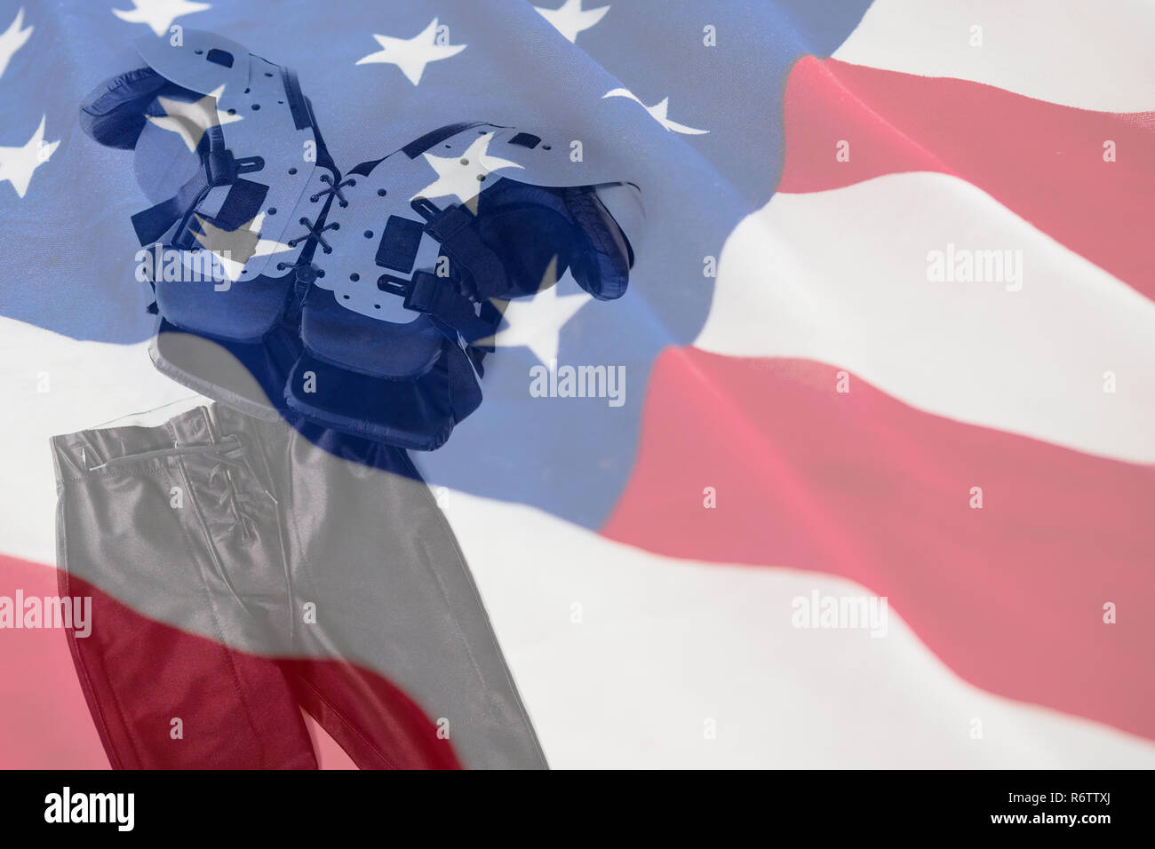 Hohe Betrachtungswinkel der Brust Protector mit Pant gegen die amerikanische Flagge mit Sternen und Streifen Stockfoto