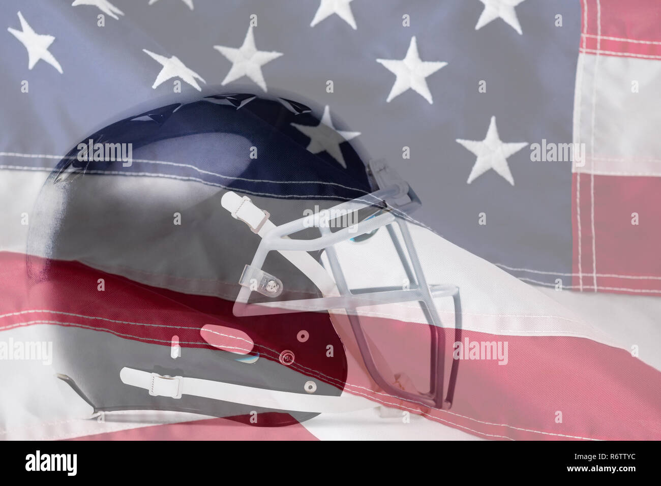 Nahaufnahme von schwarz Sport Helm gegen Nahaufnahme einer amerikanischen Flagge Stockfoto