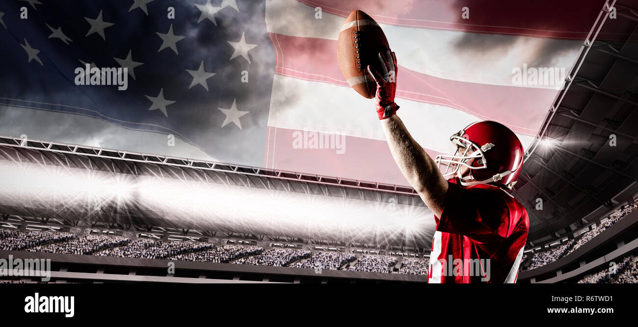 American Football Spieler mit Helm und Rugby Ball gegen Nahaufnahme einer amerikanischen Flagge Stockfoto