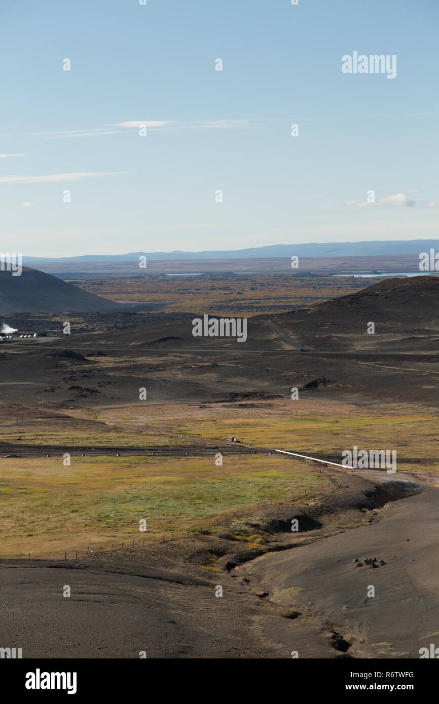 Der Myvatn Landschaft und Erdwärme sind einschließlich der Krafla Kraftwerk bei sonnigem Wetter Norden Islands Stockfoto