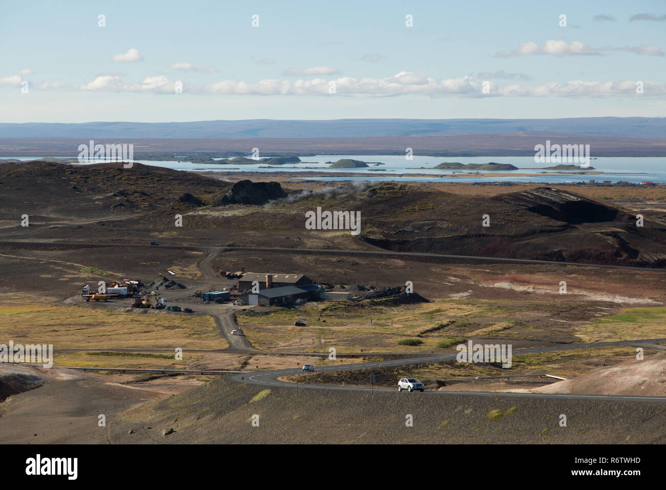 Der Myvatn Landschaft und Erdwärme sind einschließlich der Krafla Kraftwerk bei sonnigem Wetter Norden Islands Stockfoto