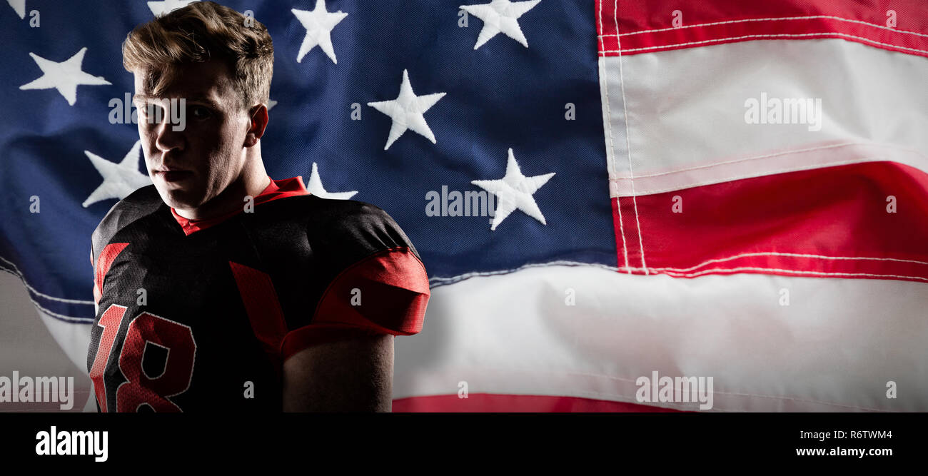 Volleyball Spieler stehend gegen Full Frame der amerikanischen Flagge Stockfoto