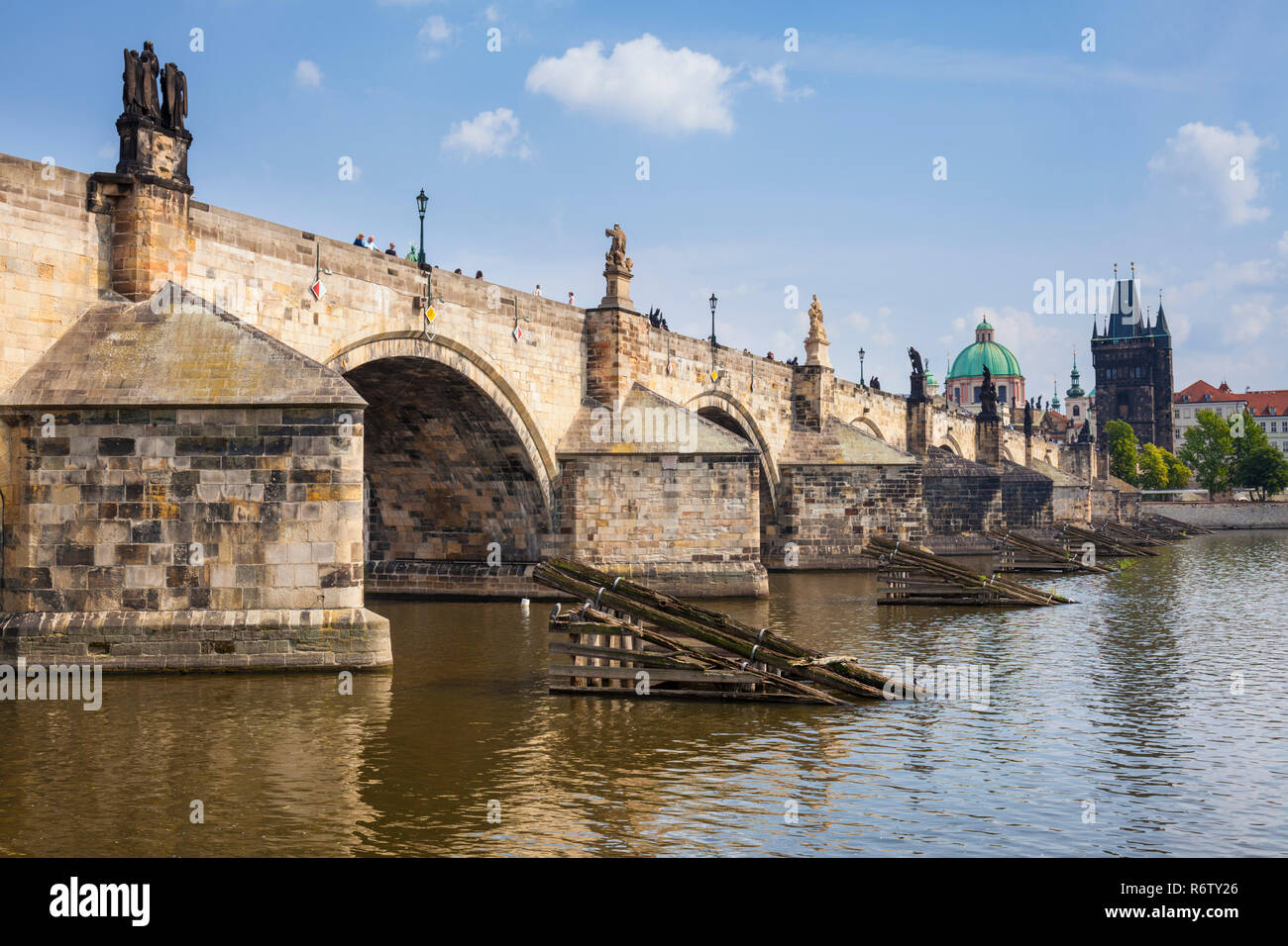 Karlsbrücke in Prag Karlsbrücke mit barocken Statuen von den Ufern des Flusses Vltata Mala strana Seite von Prag Tschechische Republik EU Europa Stockfoto