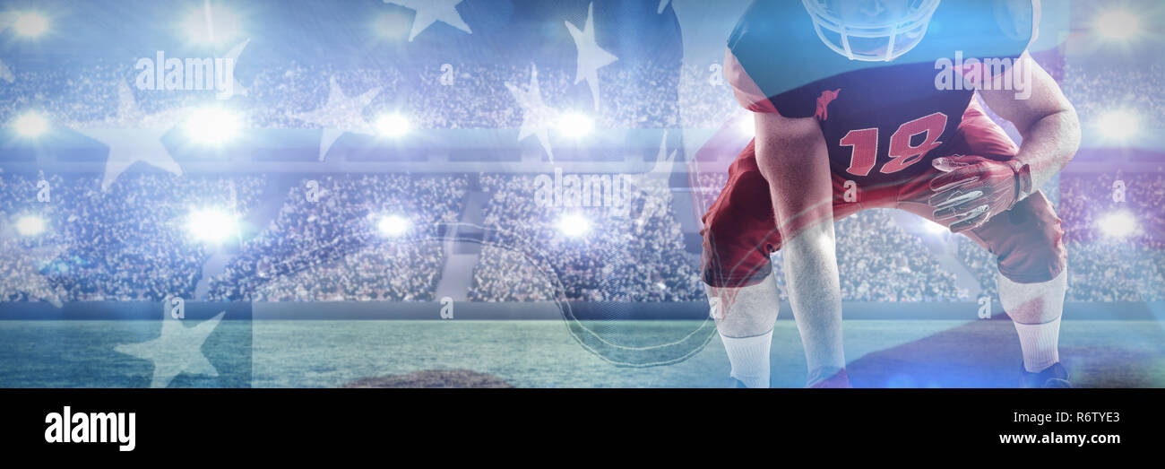 American football player im Helm Position gegen Nahaufnahme einer amerikanischen Flagge Stockfoto